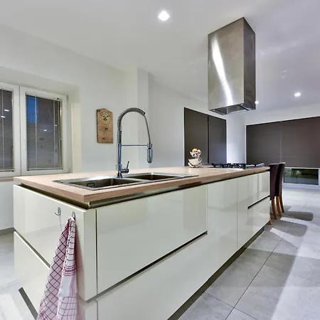 3 Double Bedroom With King Size Ensuite + Acs *