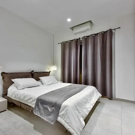 3 Double Bedroom With King Size Ensuite + Acs